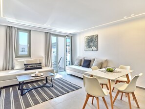 ดีลักซ์อพาร์ทเมนท์ | บริเวณนั่งเล่น | สมาร์ททีวี 43 นิ้ว พร้อ มช่องดิจิตอล