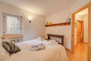 Familienapartment, 2 Schlafzimmer (Appartamento La Marmotta Mountain) | 2 Schlafzimmer, kostenloses WLAN, Bettwäsche