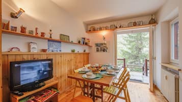 Family Apartment, Multiple Bedrooms (Appartamento La Marmotta Mountain) | Dining