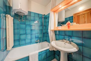 Family Apartment, Multiple Bedrooms (Appartamento La Marmotta Mountain) | Bathroom
