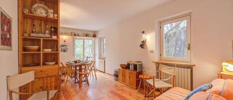 Appartement Familial, 2 chambres (Appartamento La Marmotta Mountain) | Salle de séjour | Télévision à écran plat de 21 pouces avec chaßnes par cùble