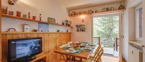 Family Apartment, 2 Bedrooms (Appartamento La Marmotta Mountain) | Dining room