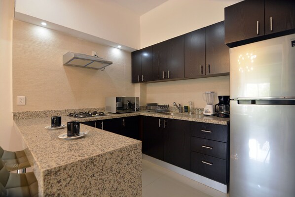 Réfrigérateur, micro-ondes, plaque de cuisson, lave-vaisselle