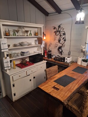 Dining - Cozy tiny log cabin on 14 acres (Chappaqua)