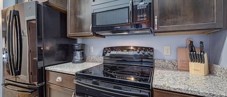 Refrigerador, microondas, horno y parrilla de estufa