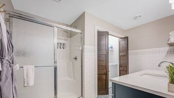 Sèche-cheveux, serviettes fournies, savon, shampoing