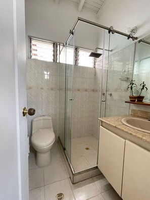 Shower, towels, toilet paper - Casa de Colores (Medellín)
