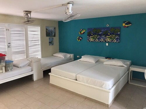CASA PARA 25 PERSONAS EXCELENTE UBICACION CON PISCINA Y FRENTE AL MAR