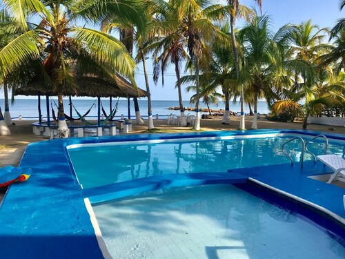 CASA PARA 25 PERSONAS EXCELENTE UBICACION CON PISCINA Y FRENTE AL MAR