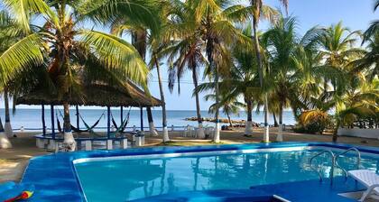 CASA PARA 25 PERSONAS EXCELENTE UBICACION CON PISCINA Y FRENTE AL MAR