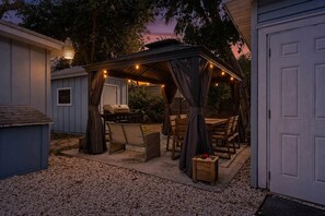 Outdoor dining - Beach Bum Bungalow-Sarasota-2 bdrm1 bath close to Siesta Key (Southgate)