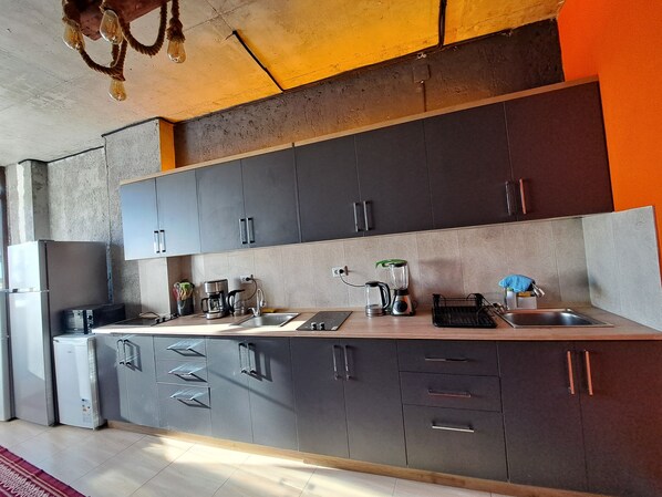 Cookware/dishes/utensils - Karvi Hostel & Suites (Batumi)