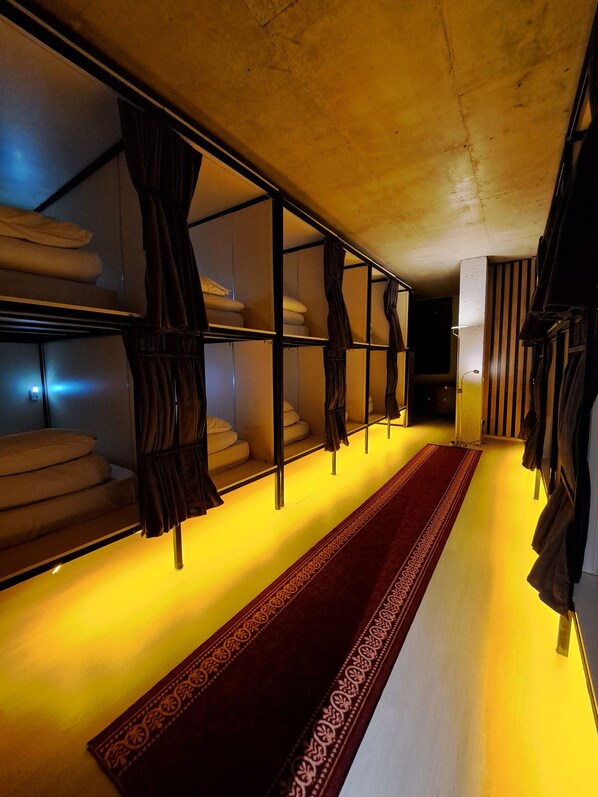 舒適共用宿舍, 1 張單人床, 共用浴室, 城市景觀 | 筆電工作空間、熨斗/熨衣板、免費無線上網、床單