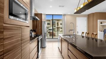Coffee/tea maker, fridge, microwave, oven
