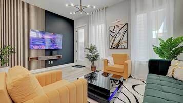 Smart-tv, bordfodbold, bordtennisbord, bøger