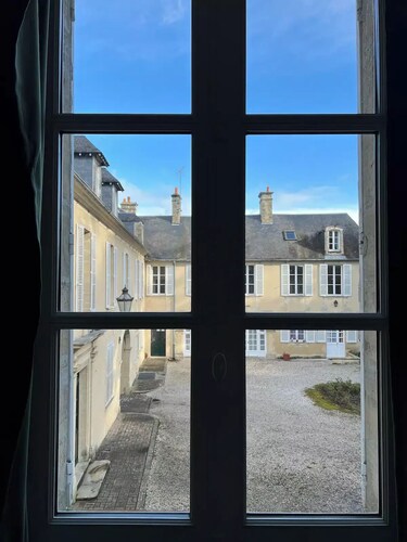 Bright Apt 750 sq ft in Bayeux historic center w Pkg