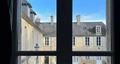 Bright Apt 750 sq ft in Bayeux historic center w Pkg