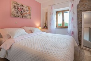 6 habitaciones, tabla de planchar con plancha y cuna de viaje 