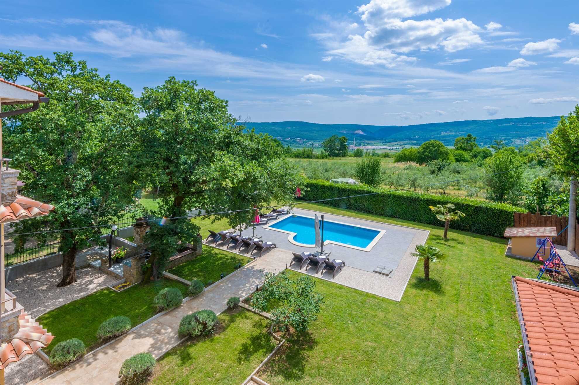 Verbringen Sie unvergessliche Stunden am Pool von Villa Tupljak