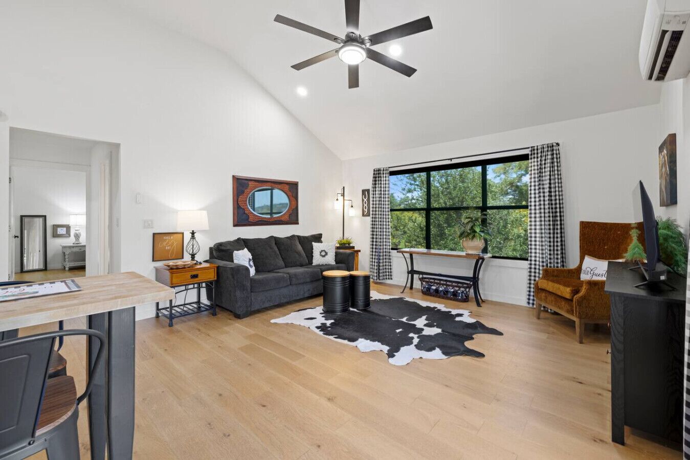 Smart TV, fireplace