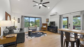 Una Smart TV, una chimenea