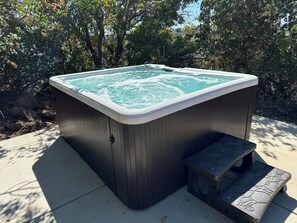Outdoor spa tub - Walnut Cottage-Grants Grove Sequoia (Badger)