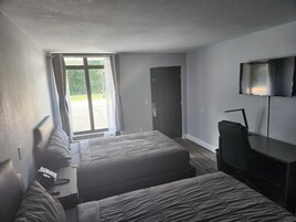 Escritorio, espacio para trabajar con laptop y wifi gratis 