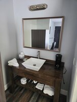 Escritorio, espacio para trabajar con laptop y wifi gratis 