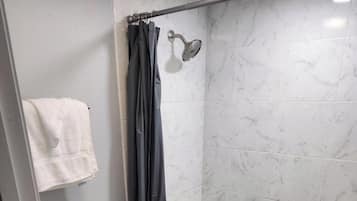 Ensemble douche/baignoire, serviettes fournies, savon, shampoing