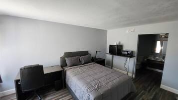 1 habitación, escritorio y espacio para trabajar con laptop