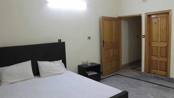 Deluxe Double Room | Soundproofing, iron/ironing board