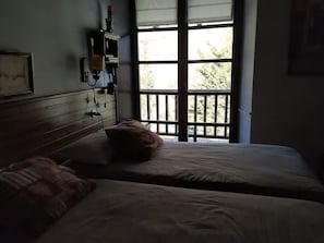 2 slaapkamers, een strijkplank/strijkijzer, beddengoed
