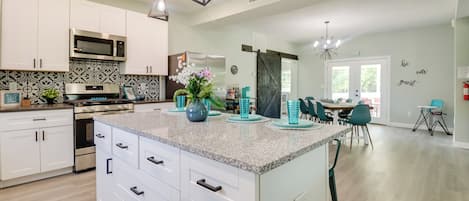 Fridge, microwave, stovetop, dishwasher