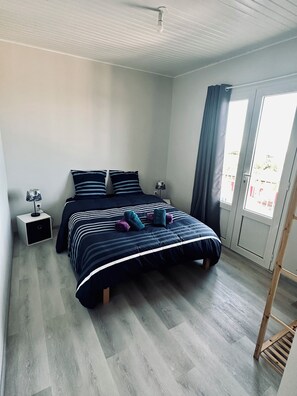 3 bedrooms, iron/ironing board, WiFi, bed sheets