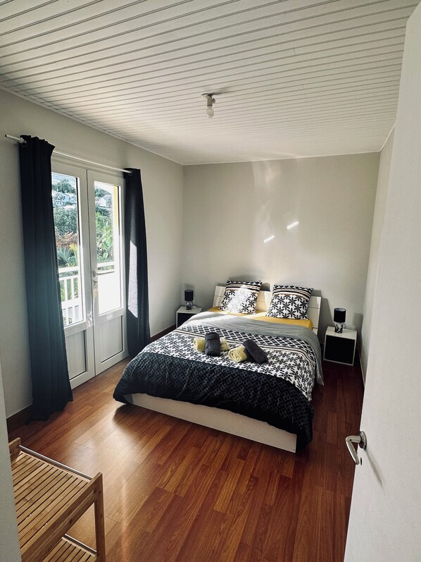 3 bedrooms, iron/ironing board, WiFi, bed sheets