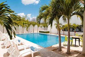 Una piscina al aire libre, cabañas de piscina gratuitas