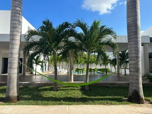 Una piscina al aire libre, camas de piscina gratis