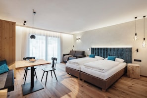 Premium bedding, down comforters, pillowtop beds, in-room safe - Villa Trieste (Corvara in Badia)