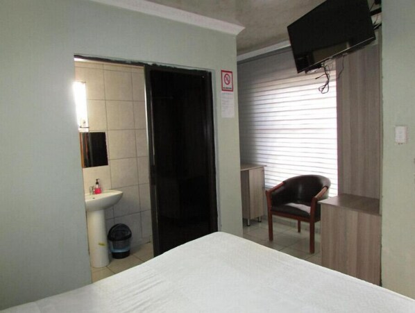 1 bedroom, WiFi - Comfort Stay in Hammanskraal close to Dinokeng #4 (Hammanskraal)