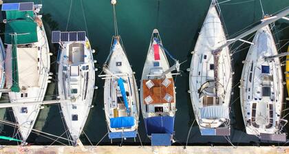 Voilier Aménagé Amarré à la Marina du Gosier