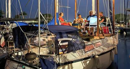 Voilier Aménagé Amarré à la Marina du Gosier