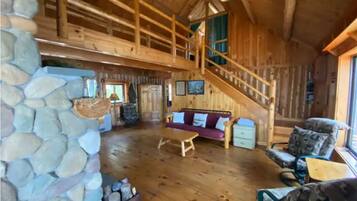 Fernseher, Kamin, Bücher, Videothek