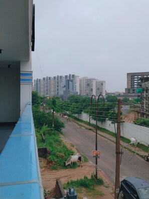 Deluxe Room | Balcony view - Hotel Elite 29 Golf Course Road (Gurugram)