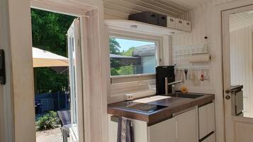 Kühlschrank, Herdplatte, Wasserkocher mit Kaffee-/Teezubehör, Toaster