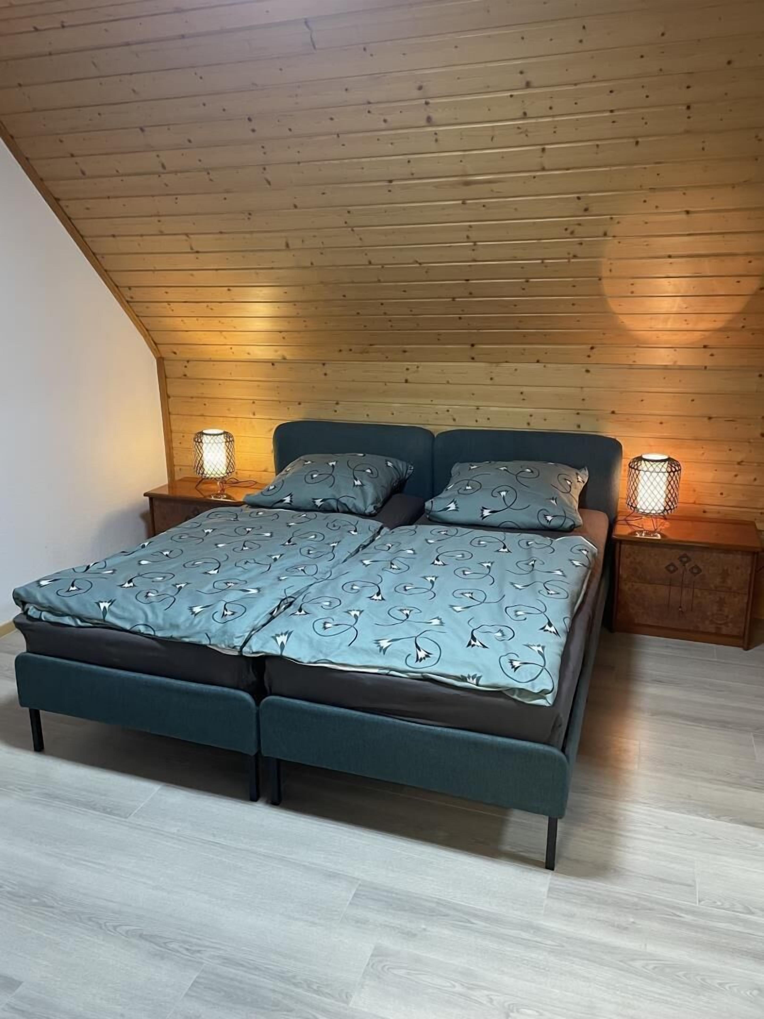 2 室のベッドルーム、WiFi (無料)、ベッドシーツ