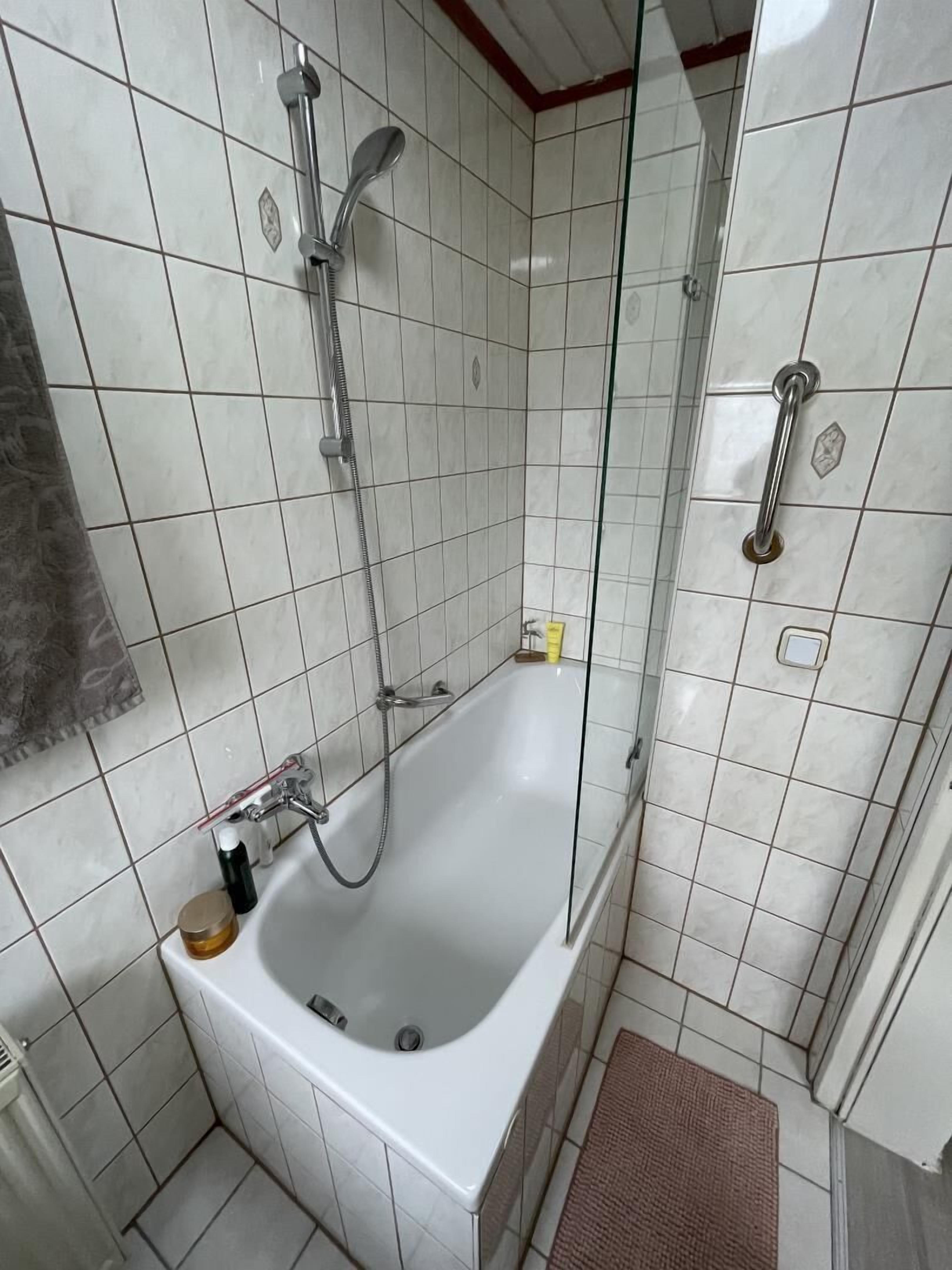 Baignoire, sèche-cheveux, serviettes fournies