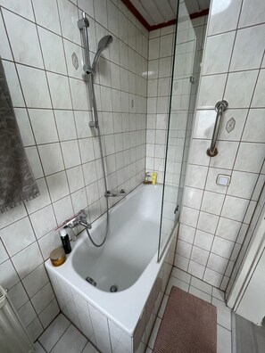 Een bad, een haardroger, handdoeken