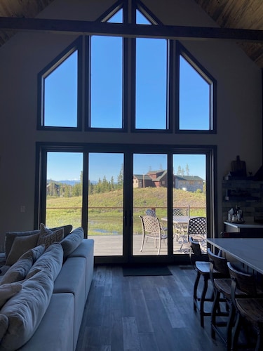  Beautiful cozy cabin located on the snowmobile trails in Grand Lake!
