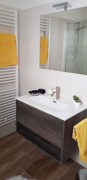 Dusche, Haartrockner, Bidet, Handtücher