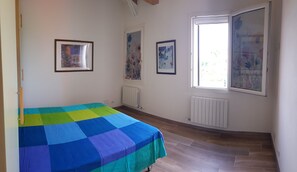 2 makuuhuonetta, työpöytä, silitysrauta/-lauta, vauvan matkasänky